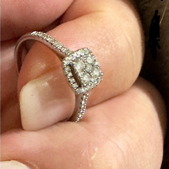 Women’s ring comes with warranty and free sizing and box .Only wore couple times - Picture 1 of 3